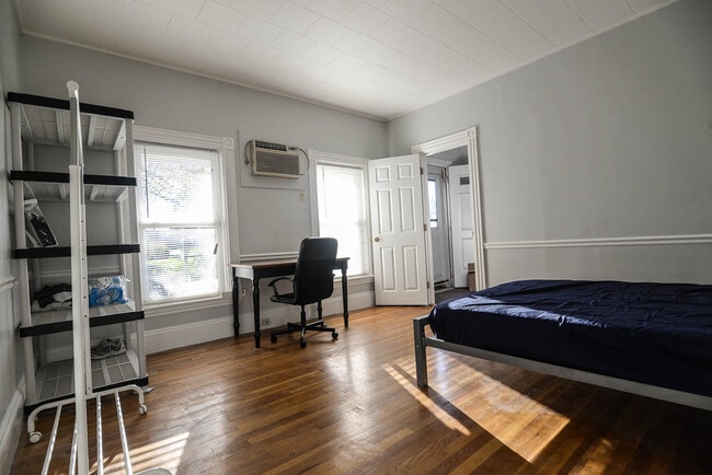 167 Main ST, Unit 2-2 in Malden, MA - Foto de edificio - Building Photo
