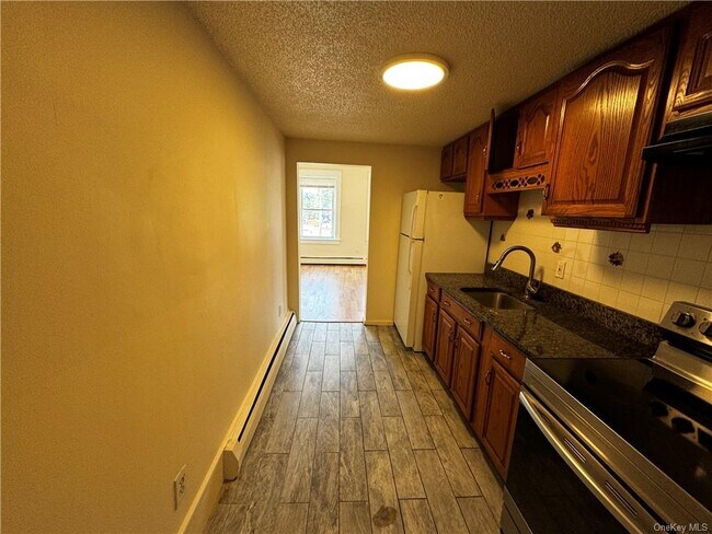 390 Main St, Unit 2 in Beacon, NY - Foto de edificio - Building Photo