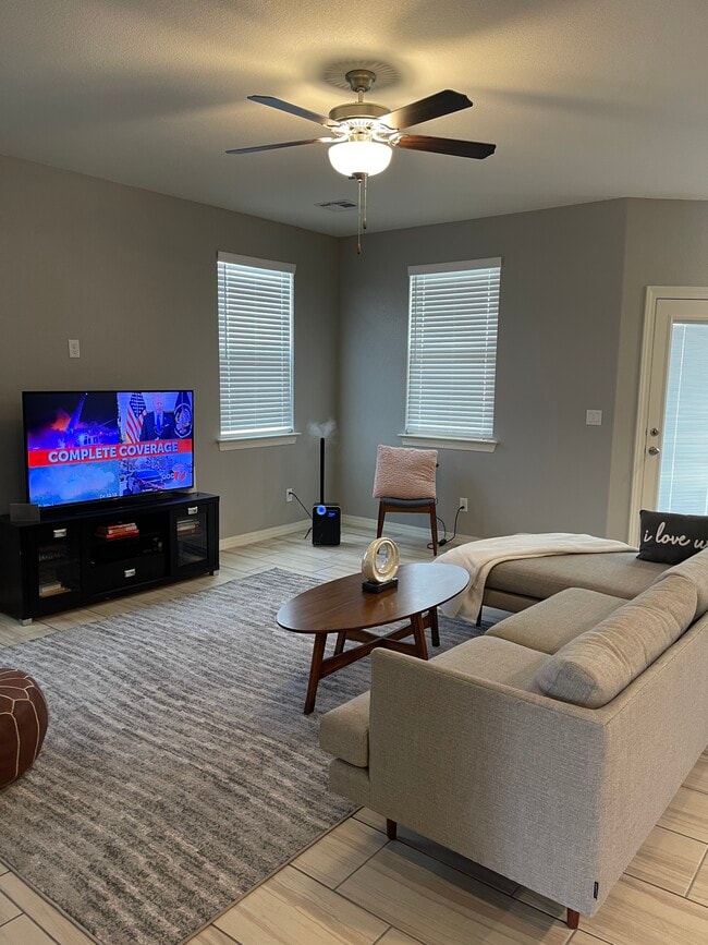 4704 Marisabel Azcarate St in El Paso, TX - Foto de edificio - Building Photo