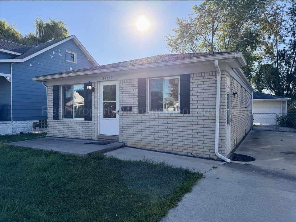 24659 Lambrecht Ave in Eastpointe, MI - Building Photo