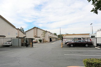 Elk Lane Apartments in Santa Ana, CA - Foto de edificio - Building Photo