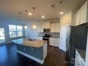 3025 Burnello Ct in Iron Station, NC - Foto de edificio - Building Photo