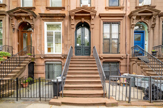 290 Saint James Pl in Brooklyn, NY - Foto de edificio - Building Photo