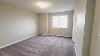 2072 Wonnacott Way SW in Edmonton, AB - Building Photo - Building Photo