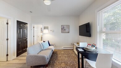 24 Hews St, Unit 1 in Cambridge, MA - Foto de edificio - Building Photo