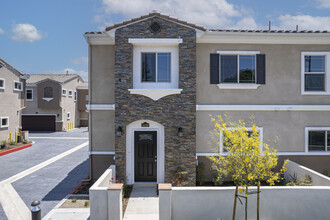 Edwards Villas Townhomes in Westminster, CA - Foto de edificio - Building Photo