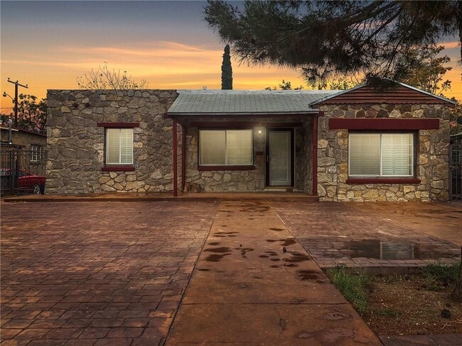 property at 2106 Arizona Ave