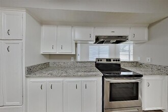1319 Heights Dr in Katy, TX - Building Photo - Building Photo