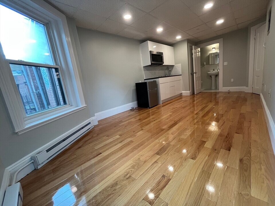 301 Newbury St, Unit 13 in Boston, MA - Building Photo