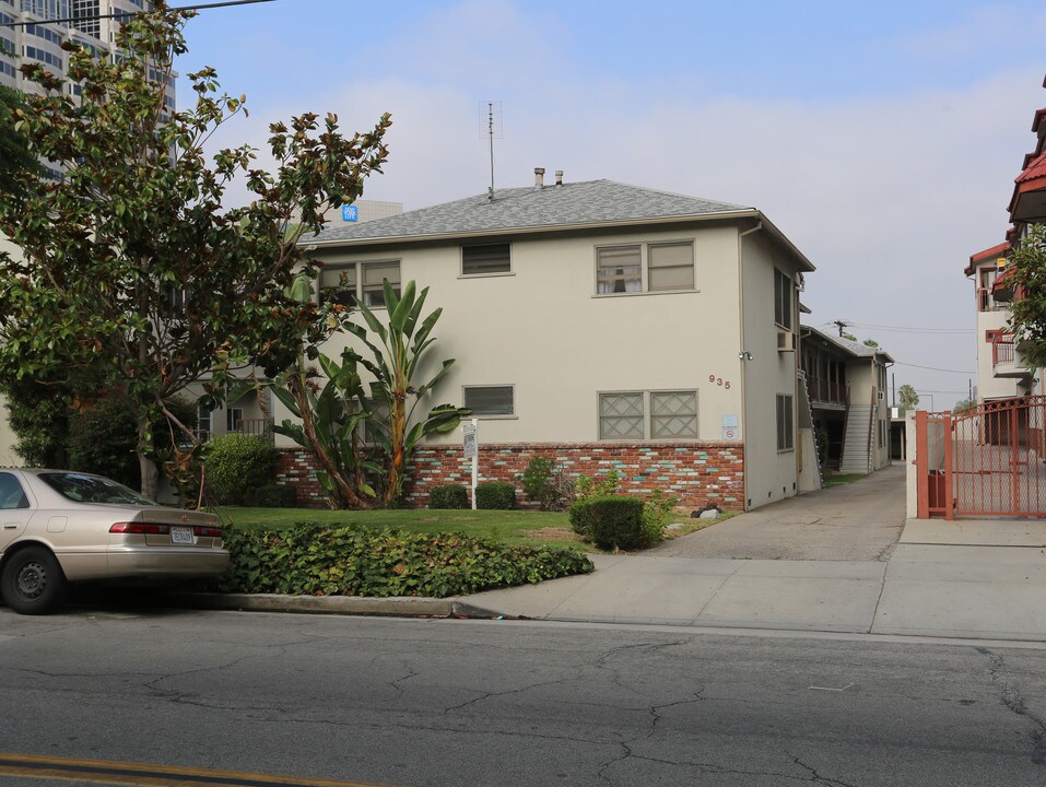 935 N Louise St in Glendale, CA - Foto de edificio