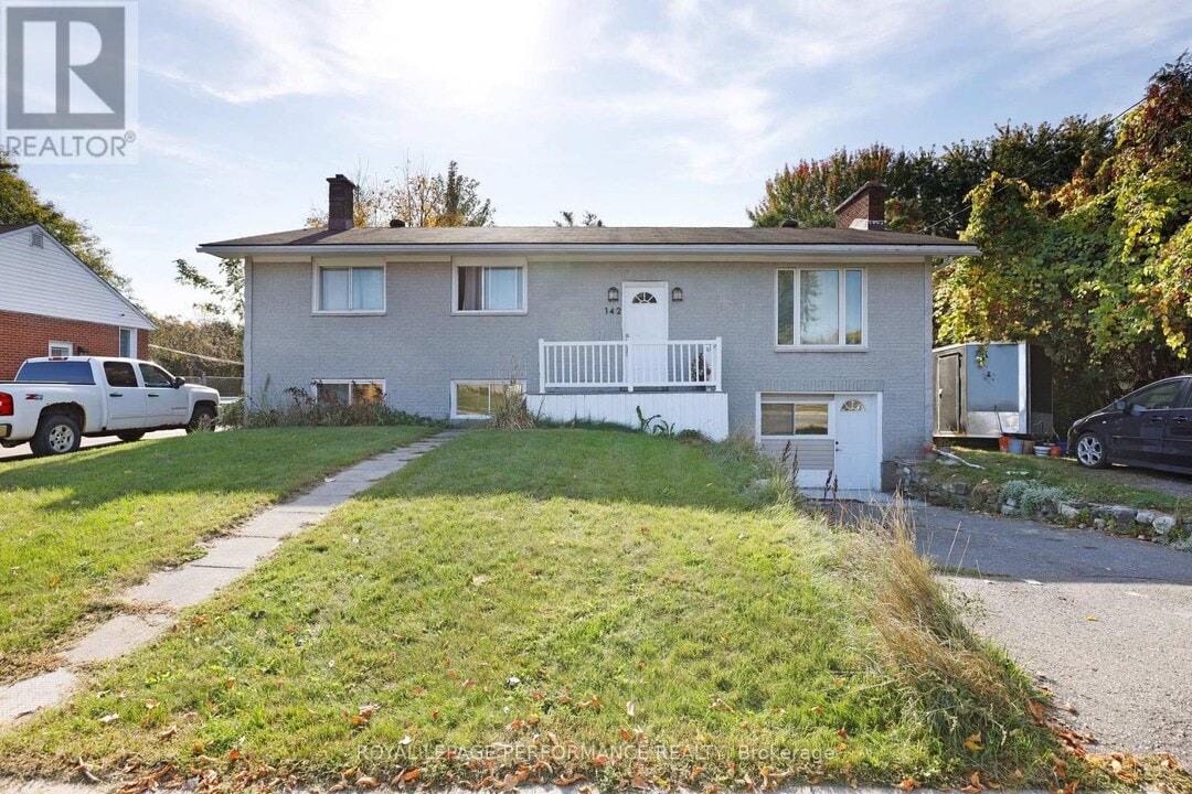 142 Meadowlands Dr W in Ottawa, ON - Building Photo