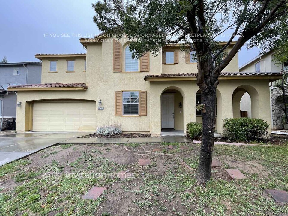 5205 Blossom Ranch Dr in Elk Grove, CA - Building Photo