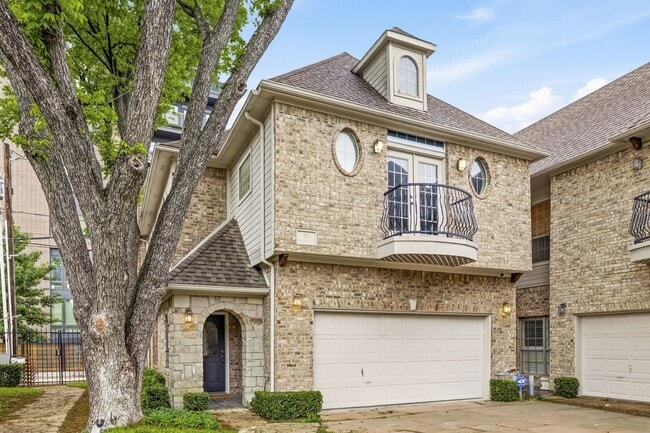 property at 10 Stonebriar Ct