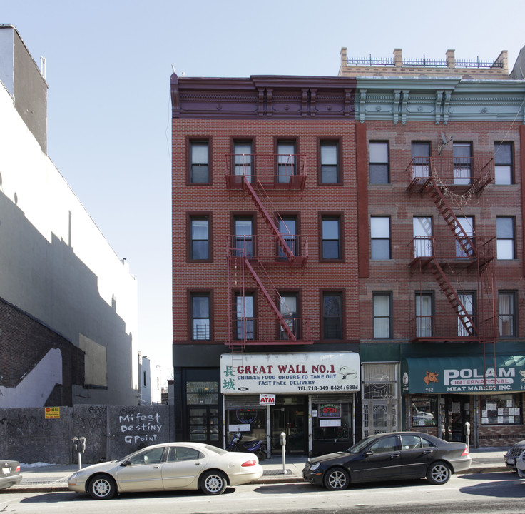 954 Manhattan Ave in Brooklyn, NY - Building Photo