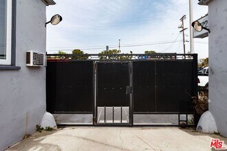 11472 Ventura Blvd in Los Angeles, CA - Building Photo - Building Photo