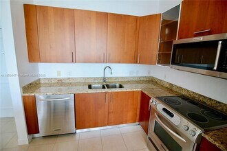 1945 S Ocean Dr in Hallandale Beach, FL - Building Photo - Building Photo