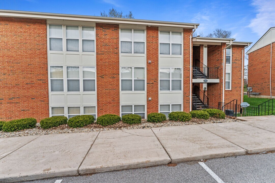 1943 Greenpoint Dr in St. Louis, MO - Building Photo