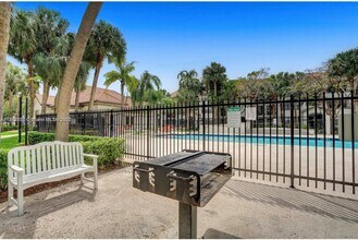 630 S Park Rd in Hollywood, FL - Foto de edificio - Building Photo