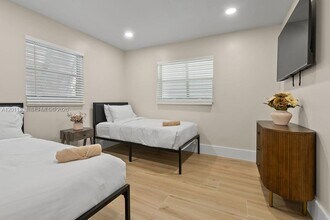 736 Prosperity Farms Rd in North Palm Beach, FL - Building Photo - Building Photo