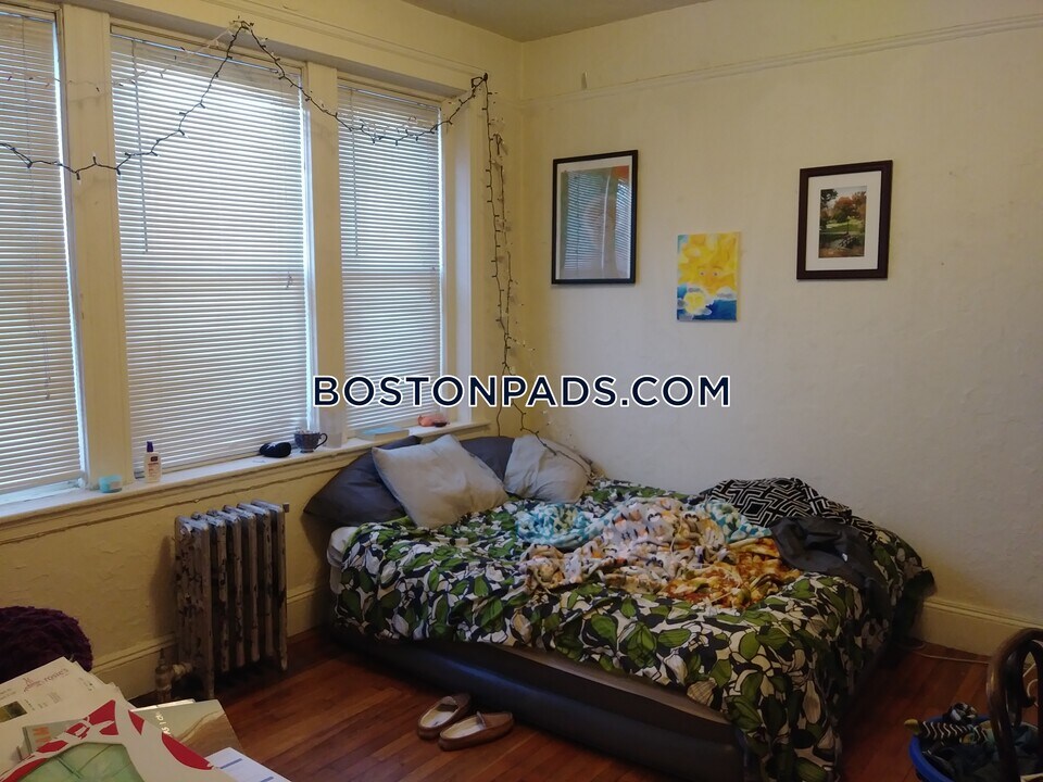 1687 Commonwealth Ave in Boston, MA - Building Photo