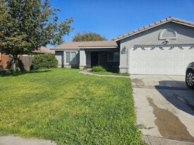16172 W Botelho Ave in Kerman, CA - Building Photo