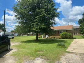 109 Jeffery St in Darlington, SC - Building Photo