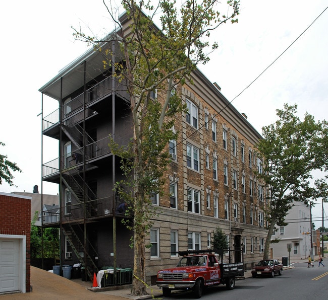 12 Grant Ave in Kearny, NJ - Foto de edificio - Building Photo