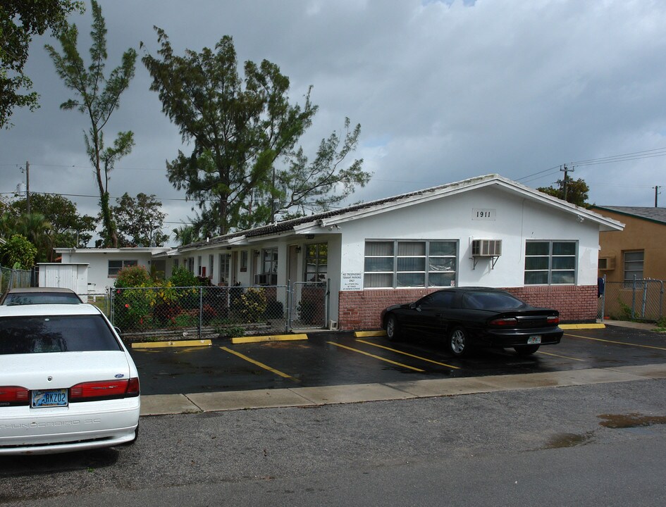 1911 Roosevelt St in Hollywood, FL - Building Photo