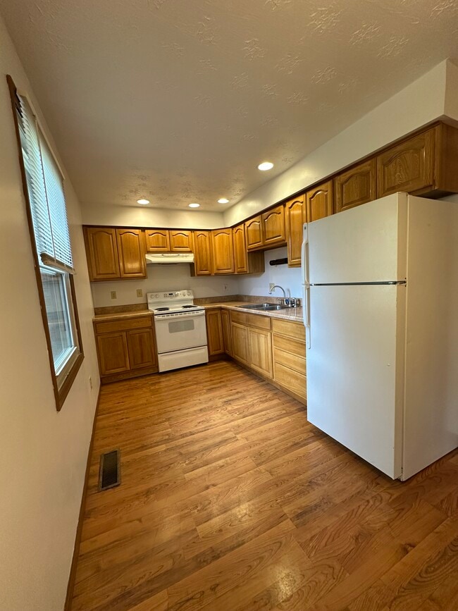 350 E Main St, Unit APT B in South Vienna, OH - Building Photo - Building Photo