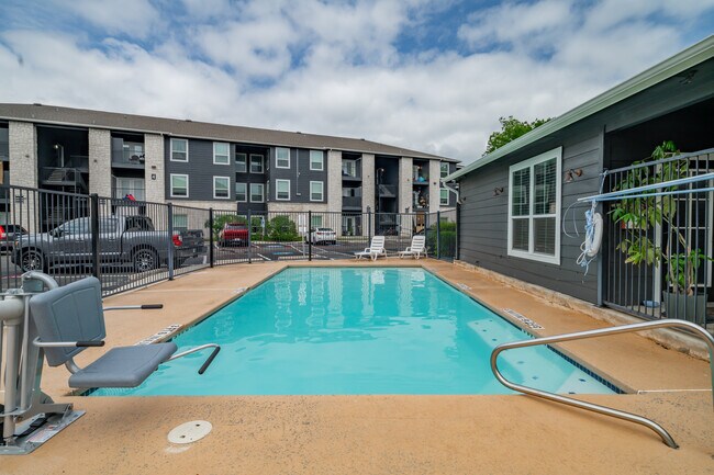 Trails at River Road (Boerne Creekside) in Boerne, TX - Foto de edificio - Building Photo