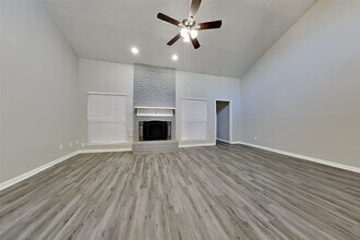 11835 Hillbrook Dr in Houston, TX - Building Photo - Building Photo