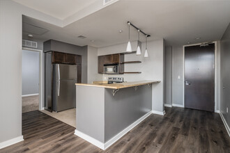 Pointe 400 Apartments in St. Louis, MO - Building Photo - Interior Photo