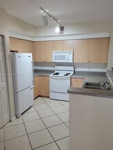 8000 N Nob Hill Rd in Tamarac, FL - Building Photo - Building Photo