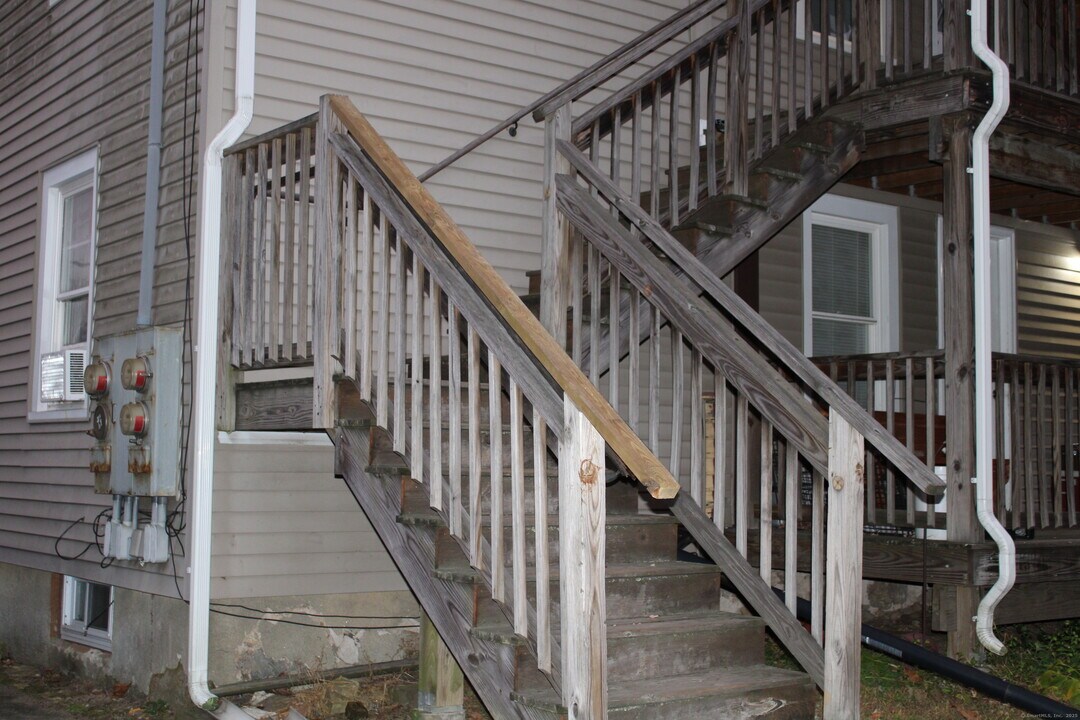 24 James St in Bristol, CT - Building Photo