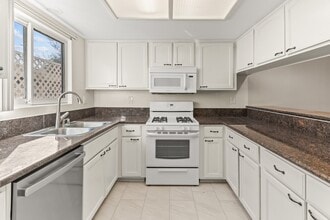 321 W Dryden St, Unit Two bedroom in Glendale, CA - Foto de edificio - Building Photo