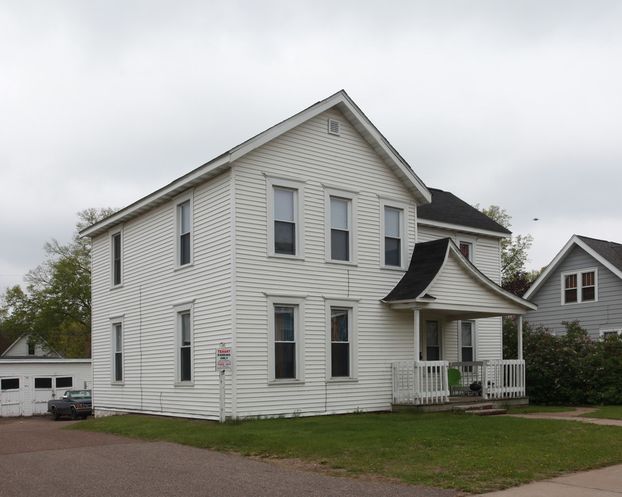 825 Main St in Eau Claire, WI - Building Photo