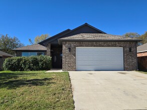 1100 Primrose Dr in Sanger, TX - Foto de edificio - Building Photo