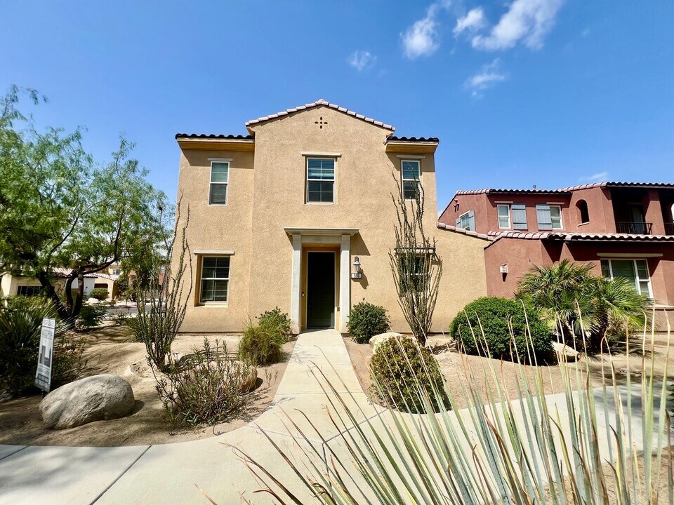 560 Calle Vibrante in Palm Desert, CA - Building Photo