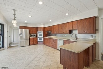 18 Dorison Dr in Millburn, NJ - Building Photo - Building Photo