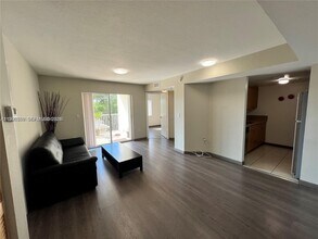 637 SW 3rd St in Miami, FL - Foto de edificio - Building Photo