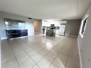 105 Meadows Cir, Unit 105 in Boynton Beach, FL - Foto de edificio - Building Photo