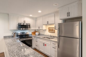 Edgerton Manor in Maplewood, MN - Foto de edificio - Interior Photo