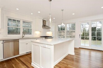 50 Oak St in New Canaan, CT - Building Photo - Building Photo