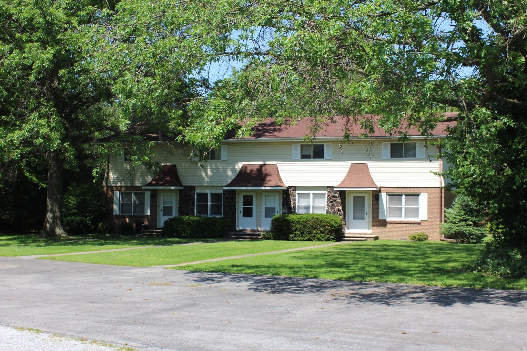 Razer Apartment Complex in West Frankfort, IL - Building Photo