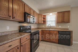 1611 SE High Dr in Oak Grove, MO - Foto de edificio - Building Photo