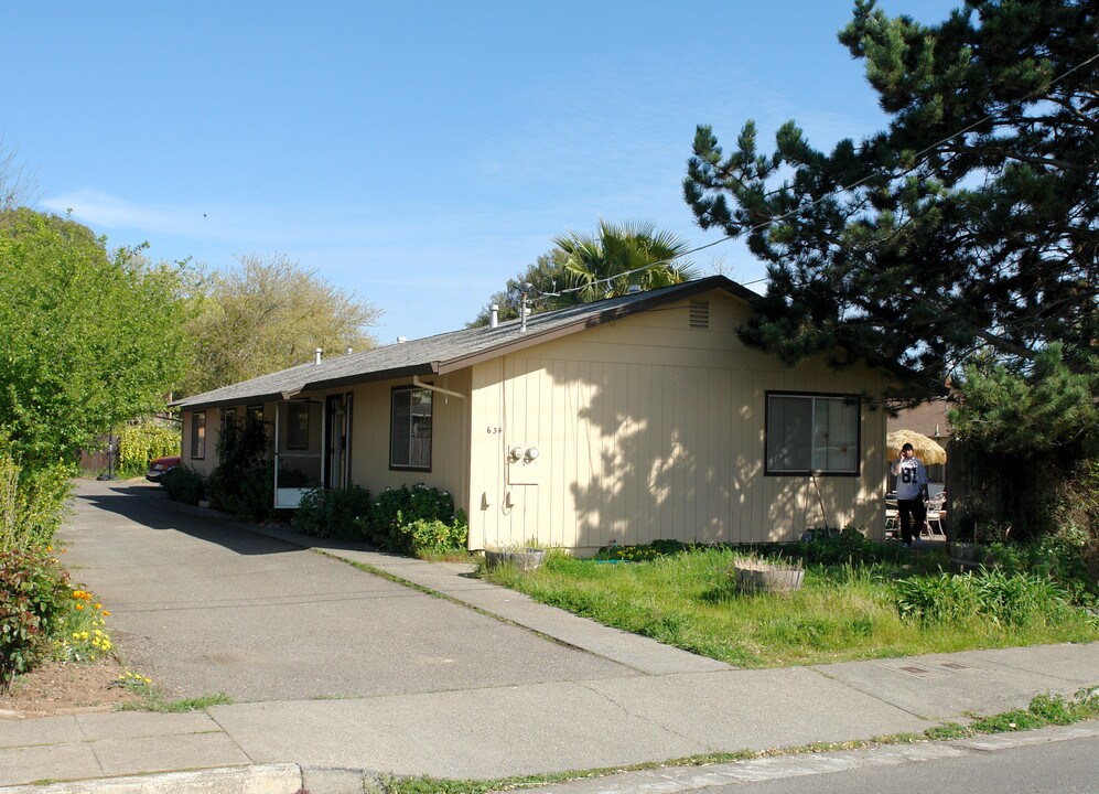 634 College St in Healdsburg, CA - Building Photo