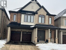 44 Settlers Rd E in Oakville, ON - Building Photo