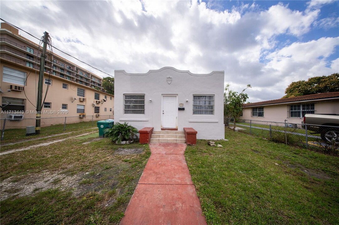 2744 SW 16th Ter in Miami, FL - Building Photo