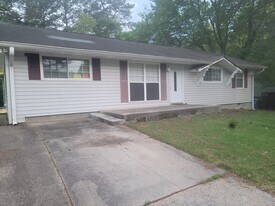 891 Brian Ln, Unit All-Inclusive 4-Bed, 1-Ba in Forest Park, GA - Building Photo
