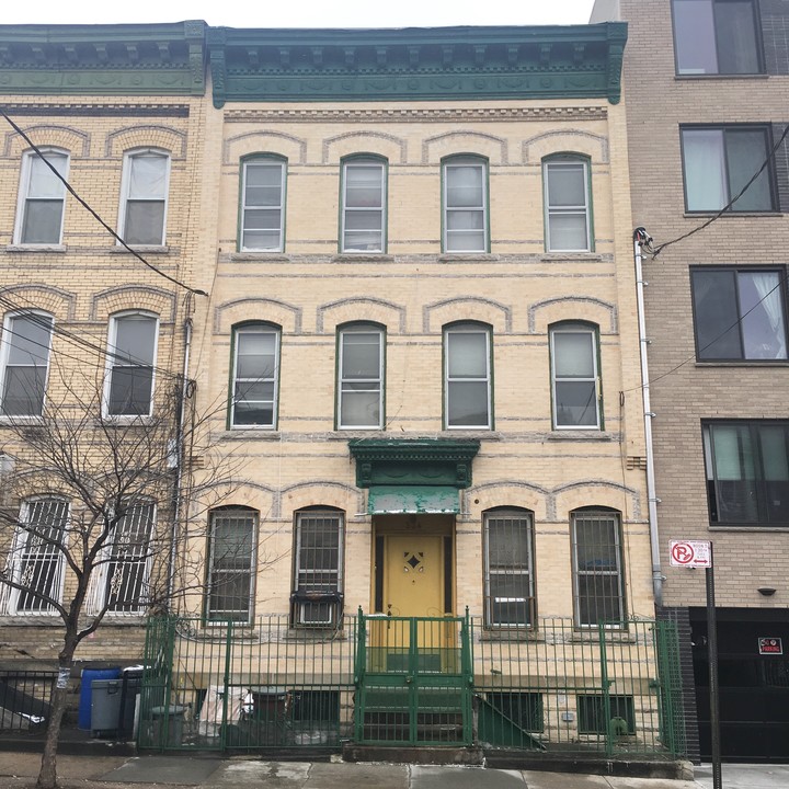 334 bleecker st in Brooklyn, NY - Building Photo